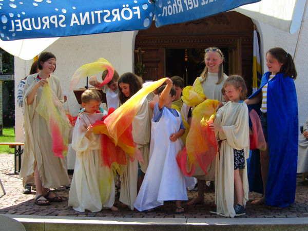 Kinder zeigen anschaulich, wie der Heilige Geist wirkt